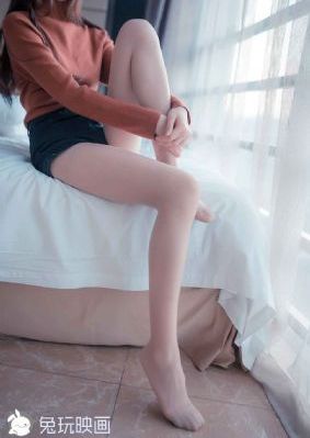一脸嫌弃表情的妹子给你看胖次_1080免费观看